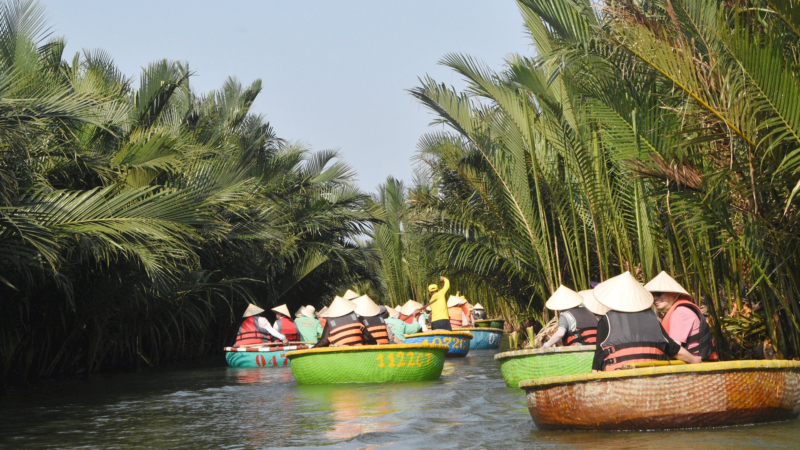 Đầu mùa nóng, rừng dừa Bảy Mẫu đông đúc du khách mỗi ngày