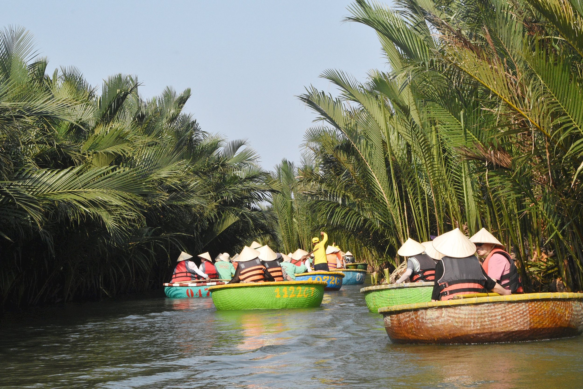 Đầu mùa nóng, rừng dừa Bảy Mẫu đông đúc du khách mỗi ngày