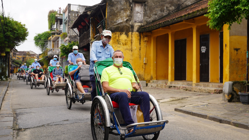 Bạn đồng hành với du khách