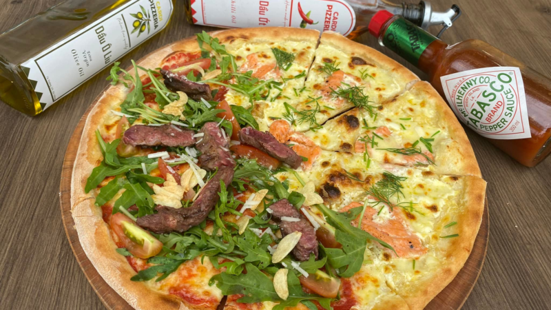 Pizza cá hồi ở Cardi Pizzeria Đà Nẵng