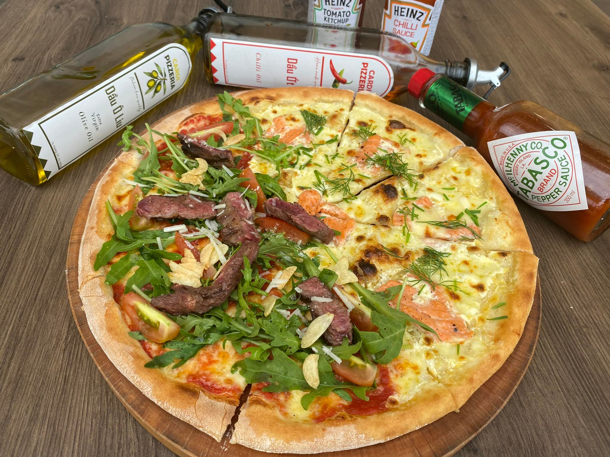 Pizza cá hồi ở Cardi Pizzeria Đà Nẵng