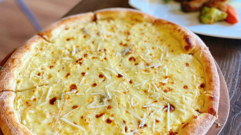 Pizza bốn loại phô mai tại Cardi Pizzeria