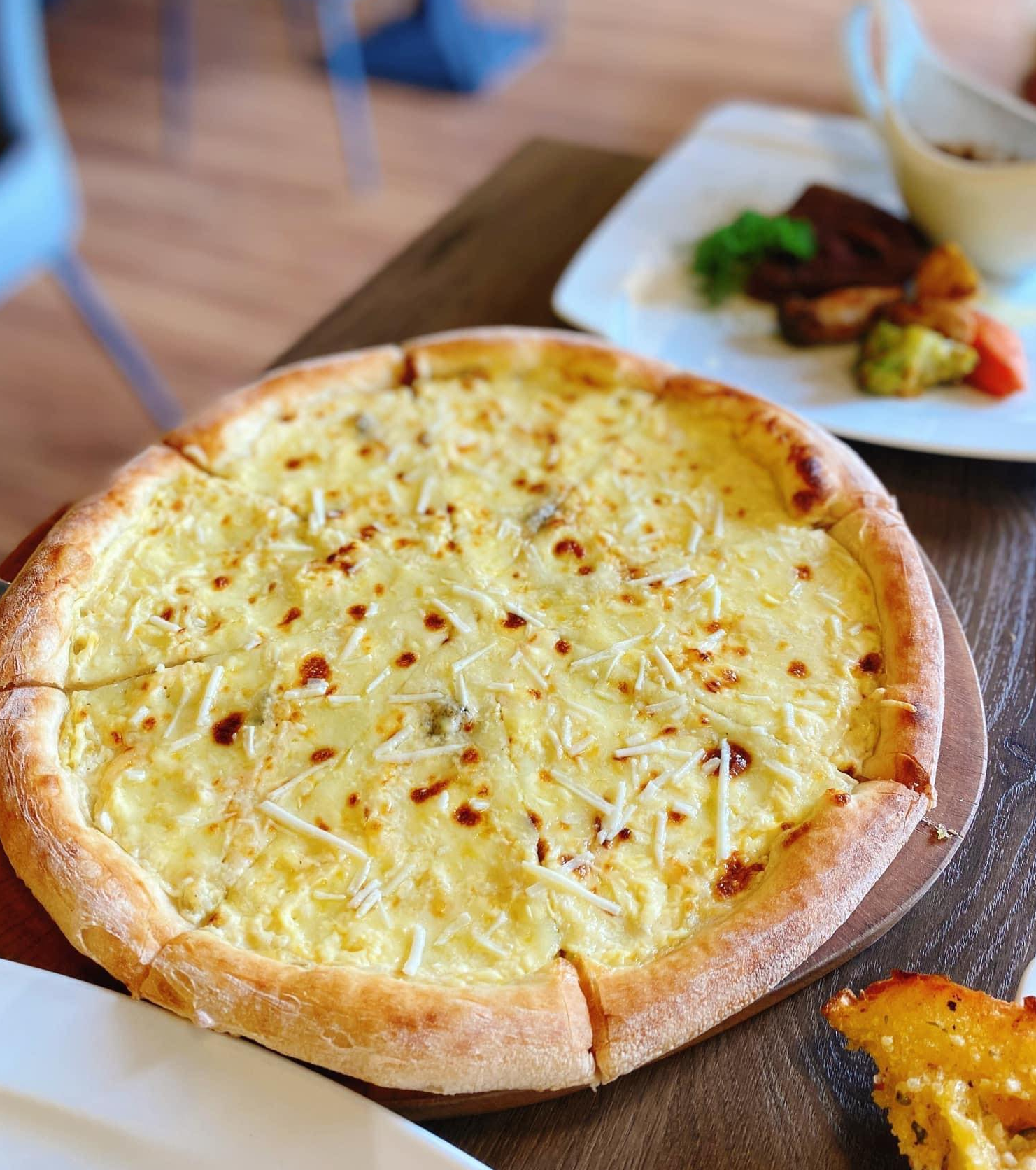 Pizza bốn loại phô mai tại Cardi Pizzeria