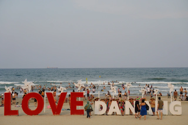 Nóng gần 40 độ C, dân Đà Nẵng đổ xô ra biển để giải nhiệt