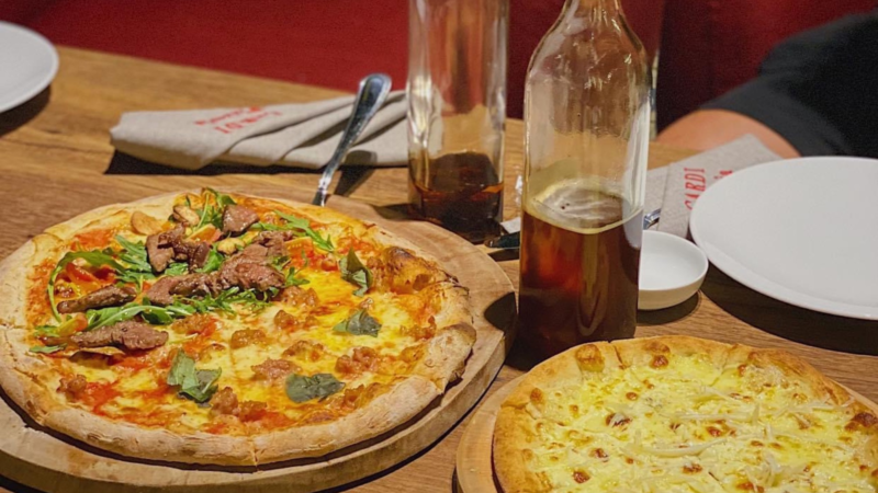 Pizza ” chiên phồng” tên gọi dễ nhớ của những chiếc Pizza gối cổ điển