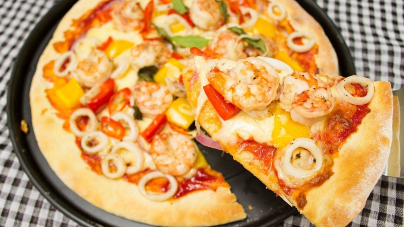Làm pizza hải sản phô mai bằng lò nướng và nồi chiên không dầu